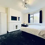 4-Bed Home, Parking, Garden & Patio, Superfast Wifi