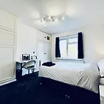 4-Bed Home, Parking, Garden & Patio, Superfast Wifi