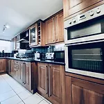 4-Bed Home, Parking, Garden & Patio, Superfast Wifi