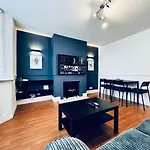 4-Bed Home, Parking, Garden & Patio, Superfast Wifi