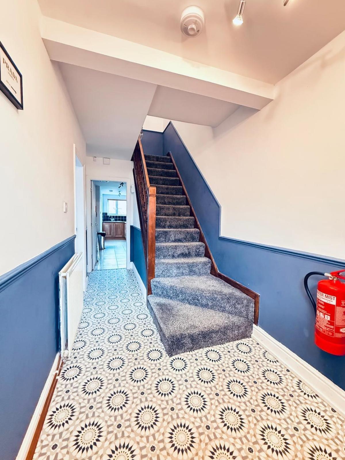 Apartment 4-bed Home, Parking, Garden & Patio, Superfast Wifi Coventry