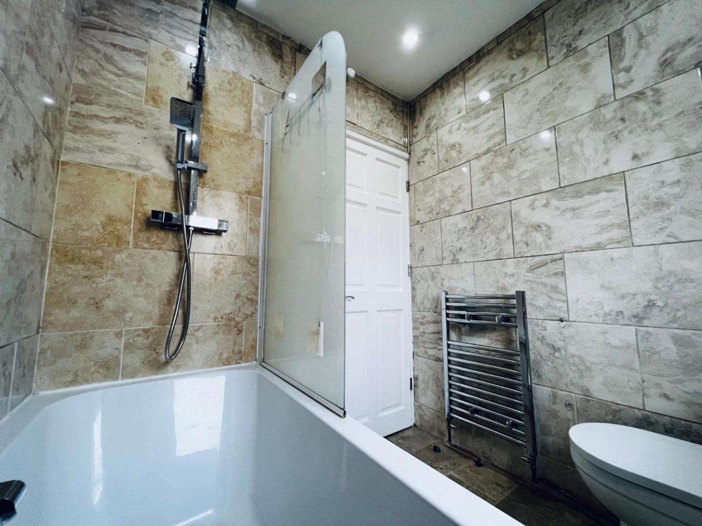 4-bed Home, Parking, Garden & Patio, Superfast Wifi Apartment *