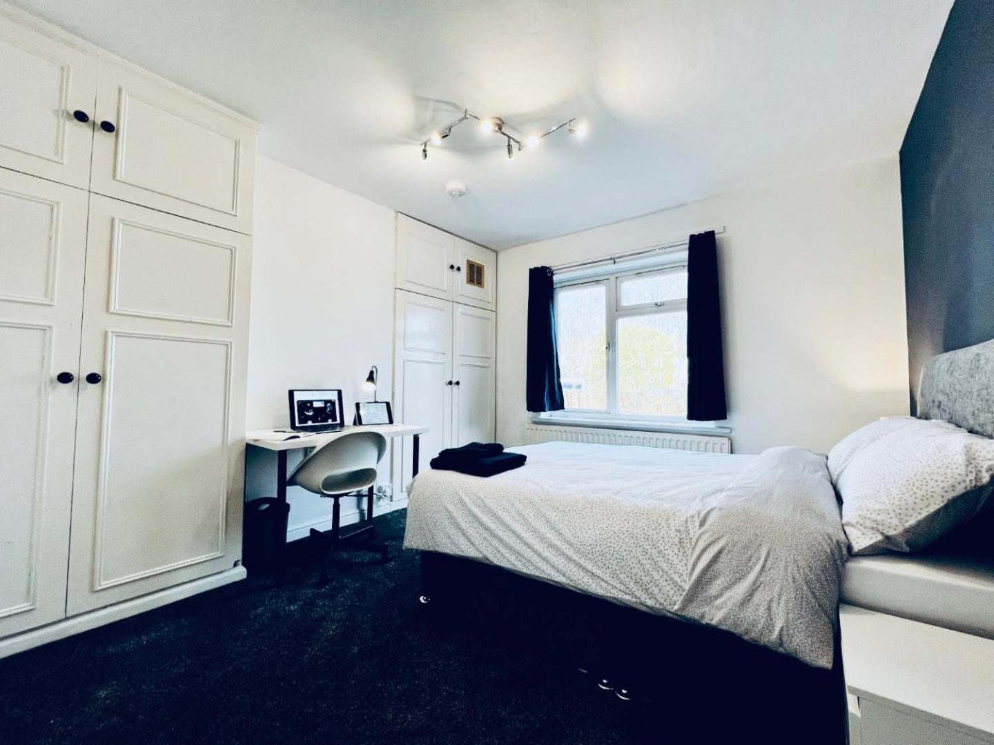 4-bed Home, Parking, Garden & Patio, Superfast Wifi *