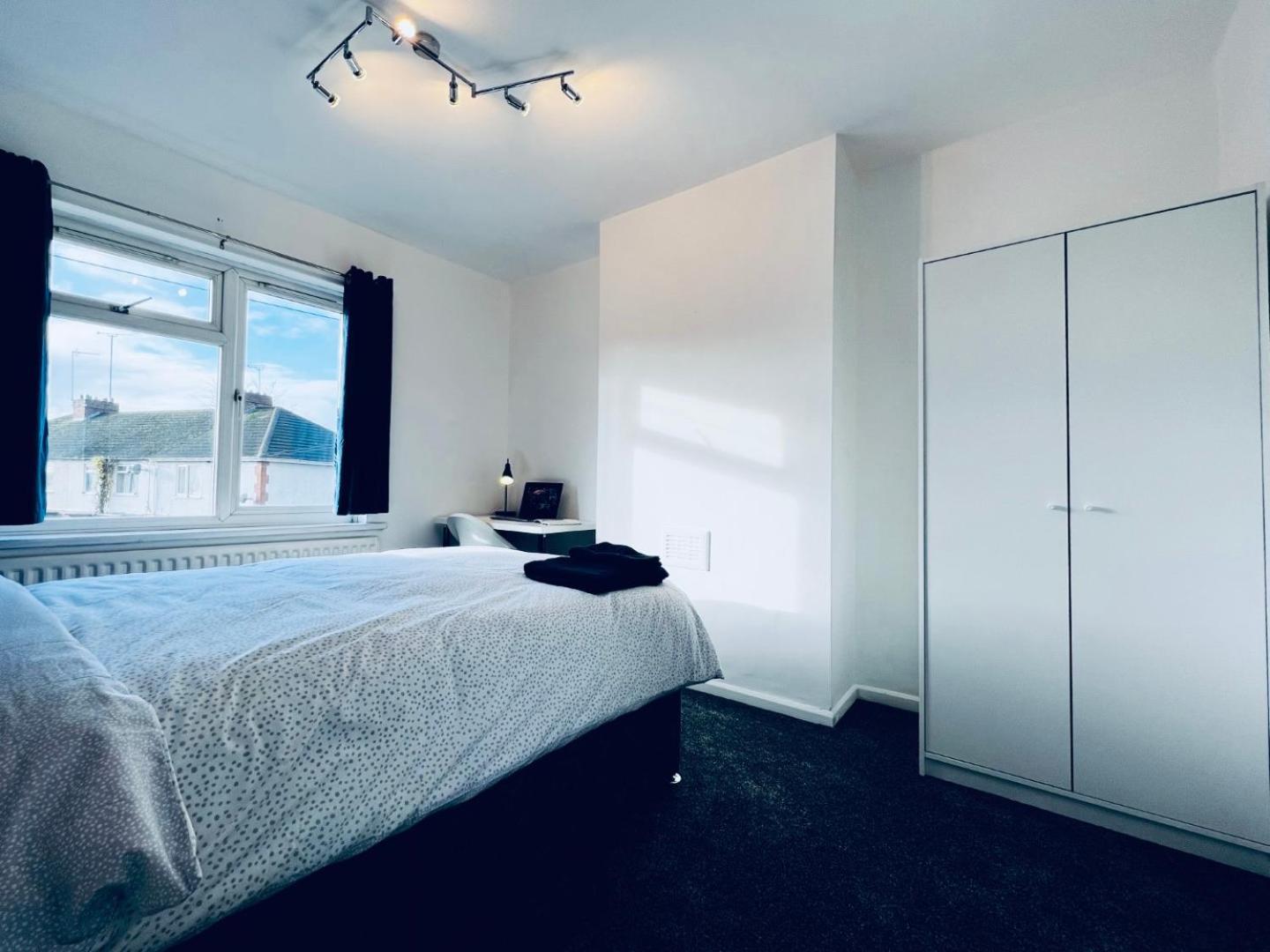 Apartment 4-bed Home, Parking, Garden & Patio, Superfast Wifi Coventry