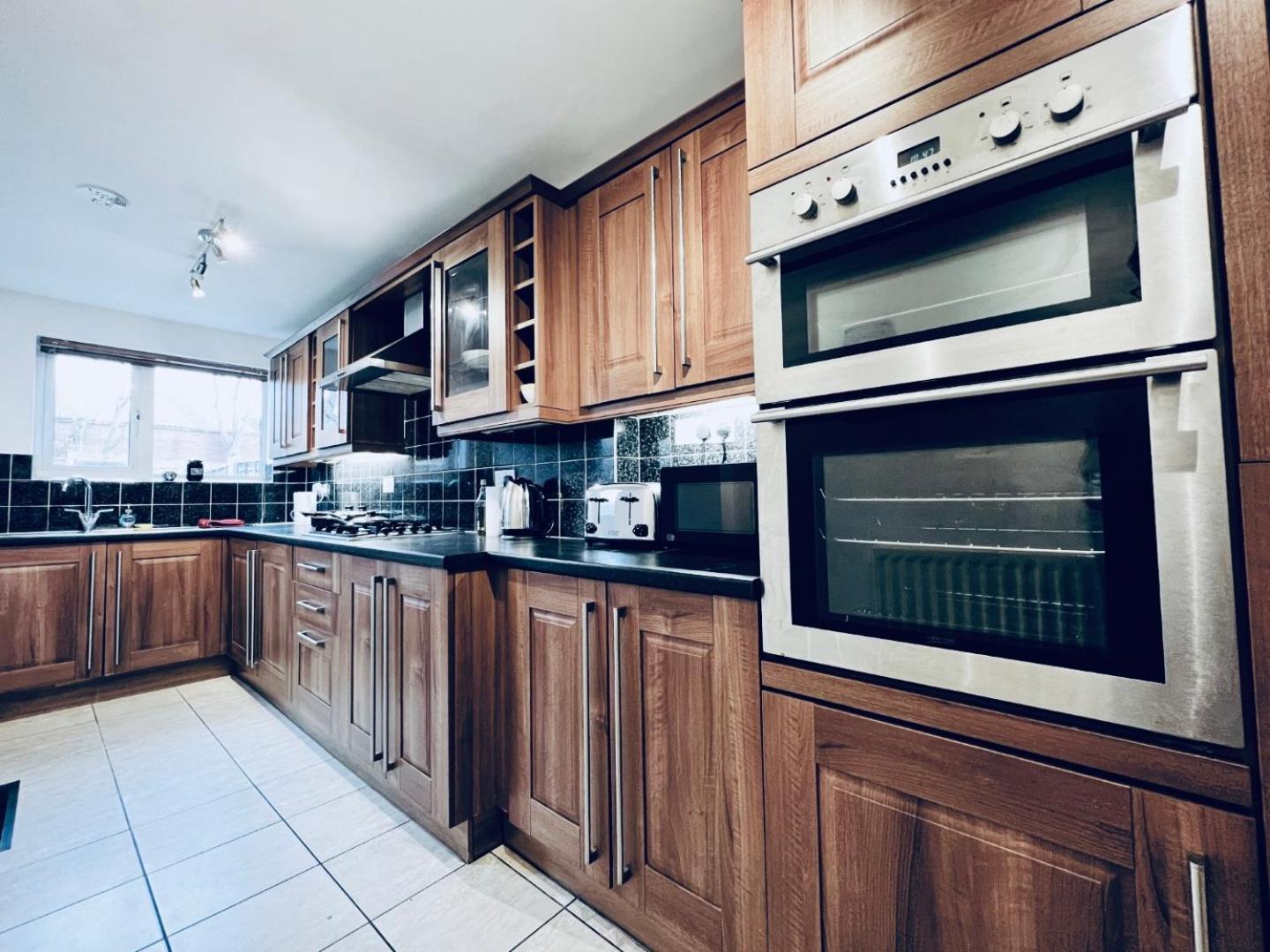 4-bed Home, Parking, Garden & Patio, Superfast Wifi