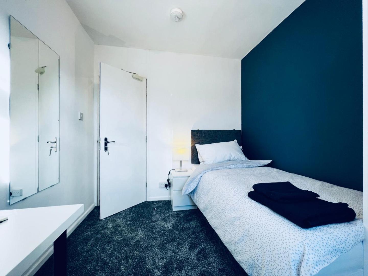 Apartment 4-bed Home, Parking, Garden & Patio, Superfast Wifi Coventry