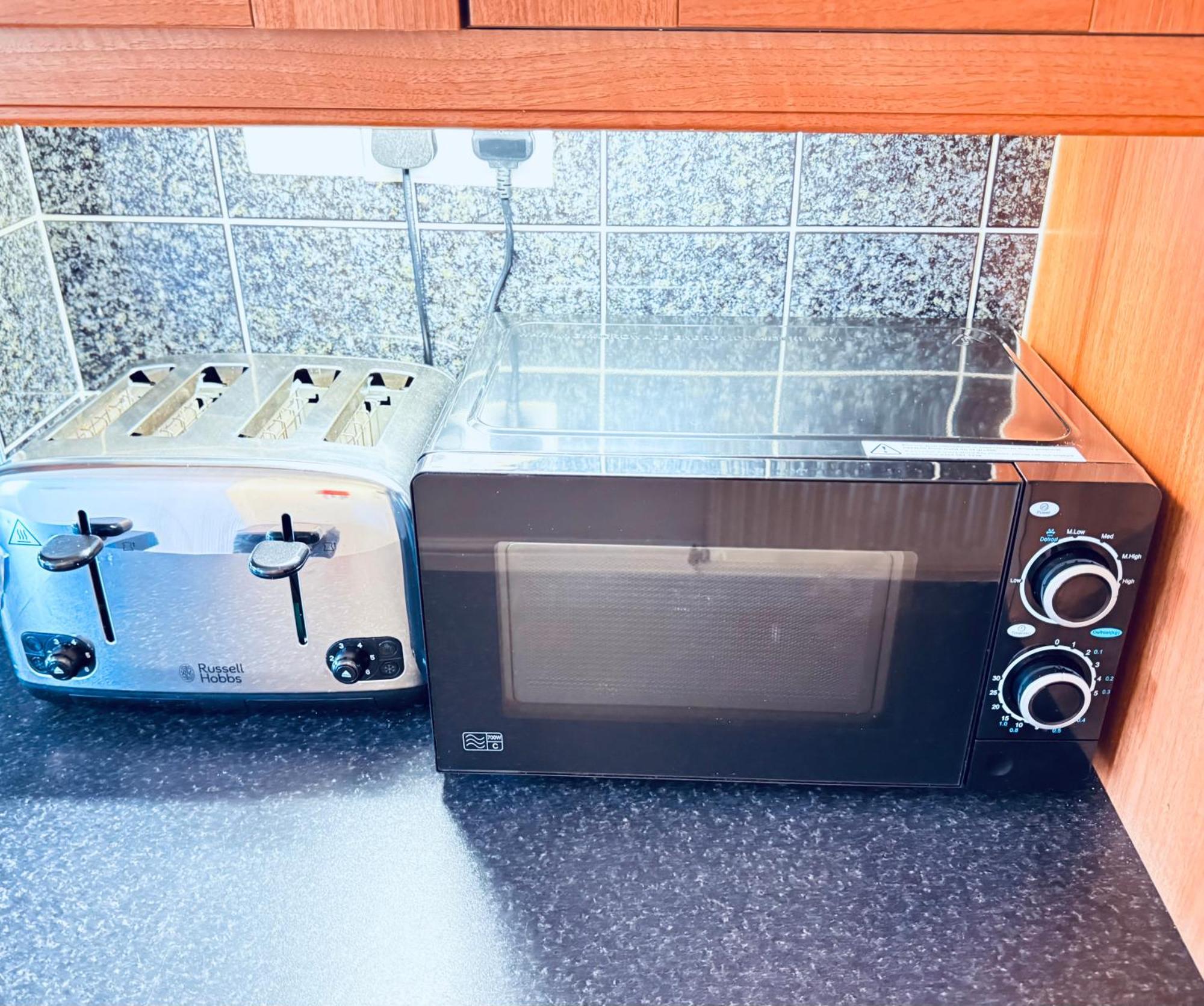 4-bed Home, Parking, Garden & Patio, Superfast Wifi Coventry