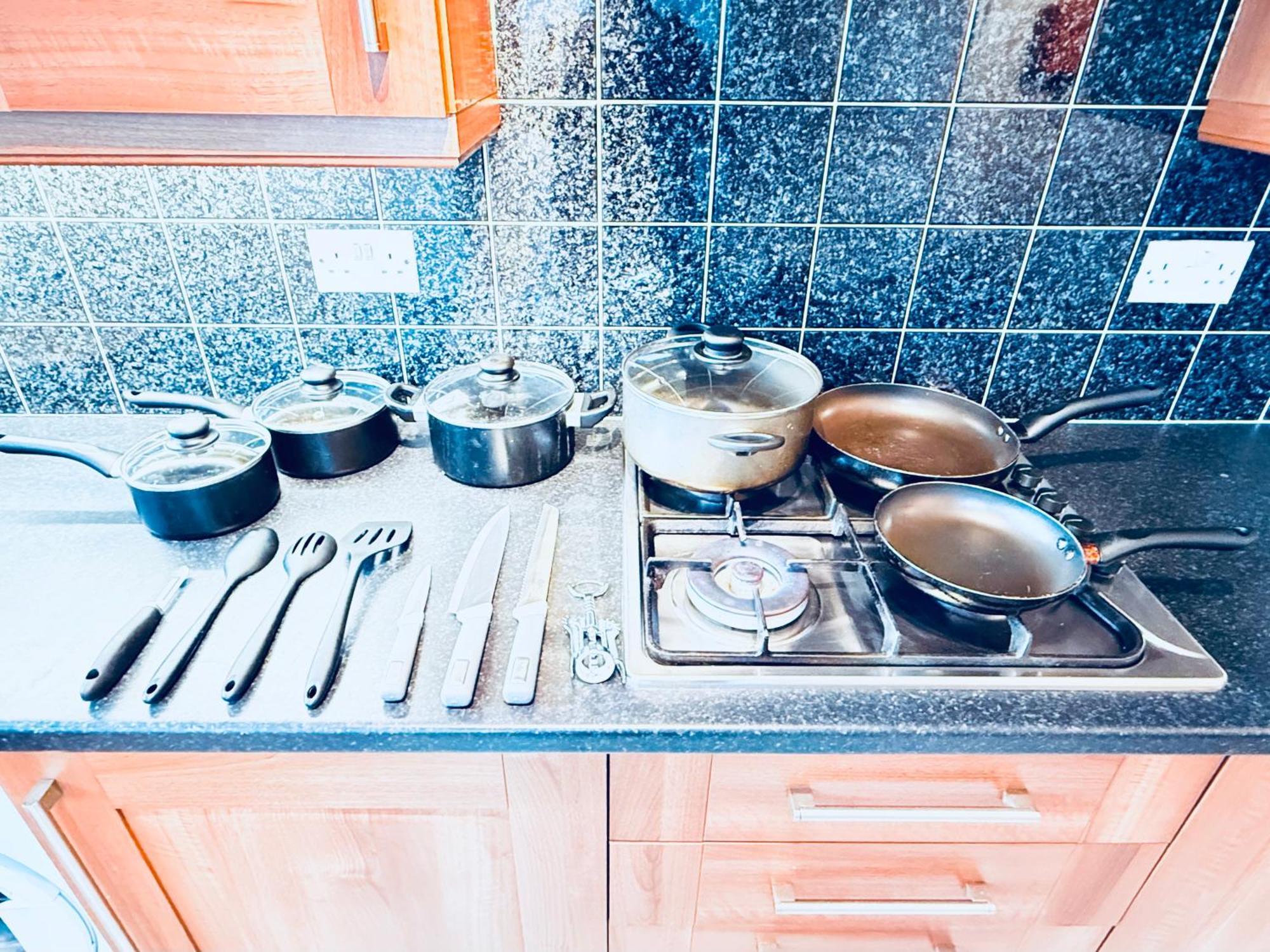 4-bed Home, Parking, Garden & Patio, Superfast Wifi Apartment