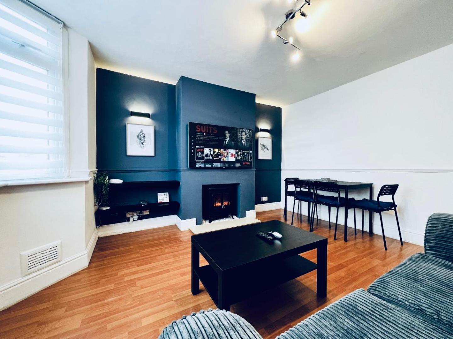 4-bed Home, Parking, Garden & Patio, Superfast Wifi Apartment Coventry