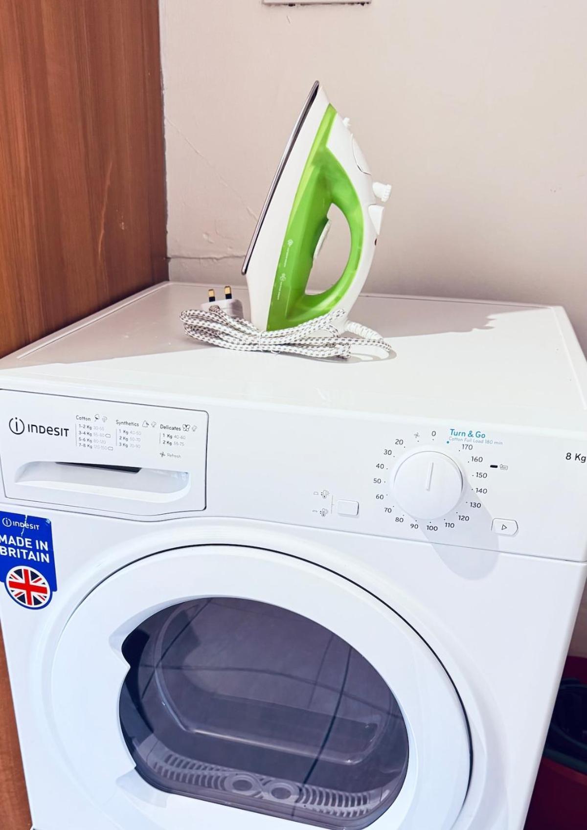 Apartment 4-bed Home, Parking, Garden & Patio, Superfast Wifi Coventry